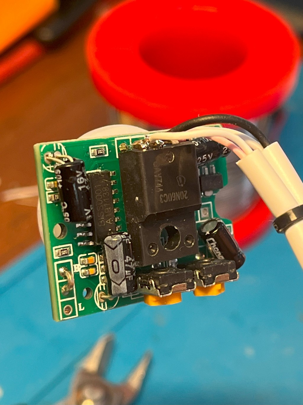 appliances:cat_water_fountains:wf060:motion_sensor:hc-sr501:20n60c3_1.jpg