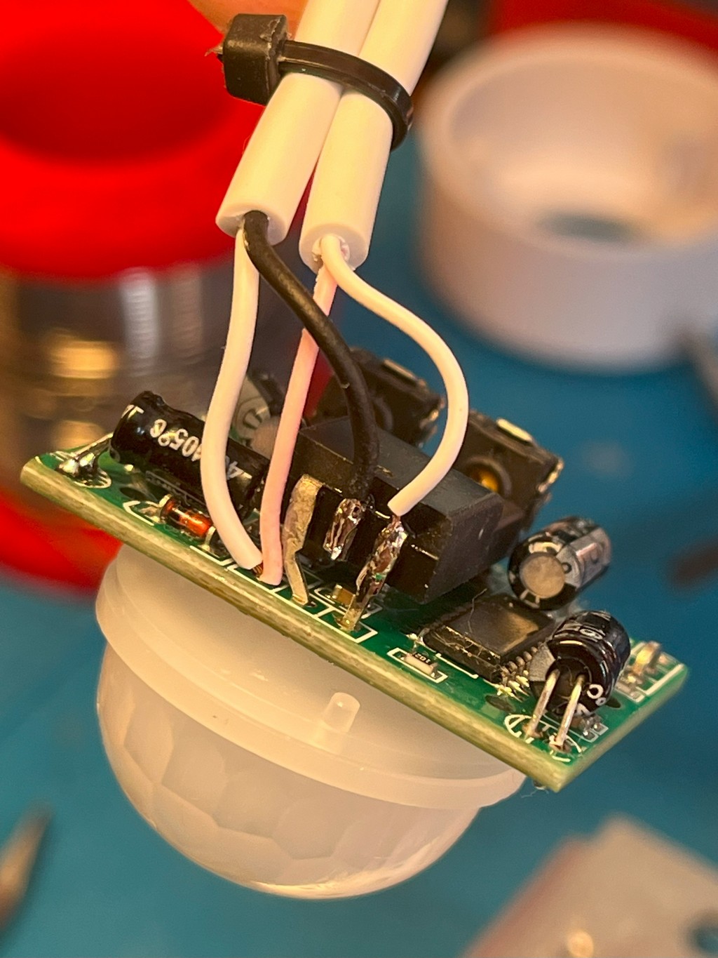 appliances:cat_water_fountains:wf060:motion_sensor:hc-sr501:20n60c3_2.jpg