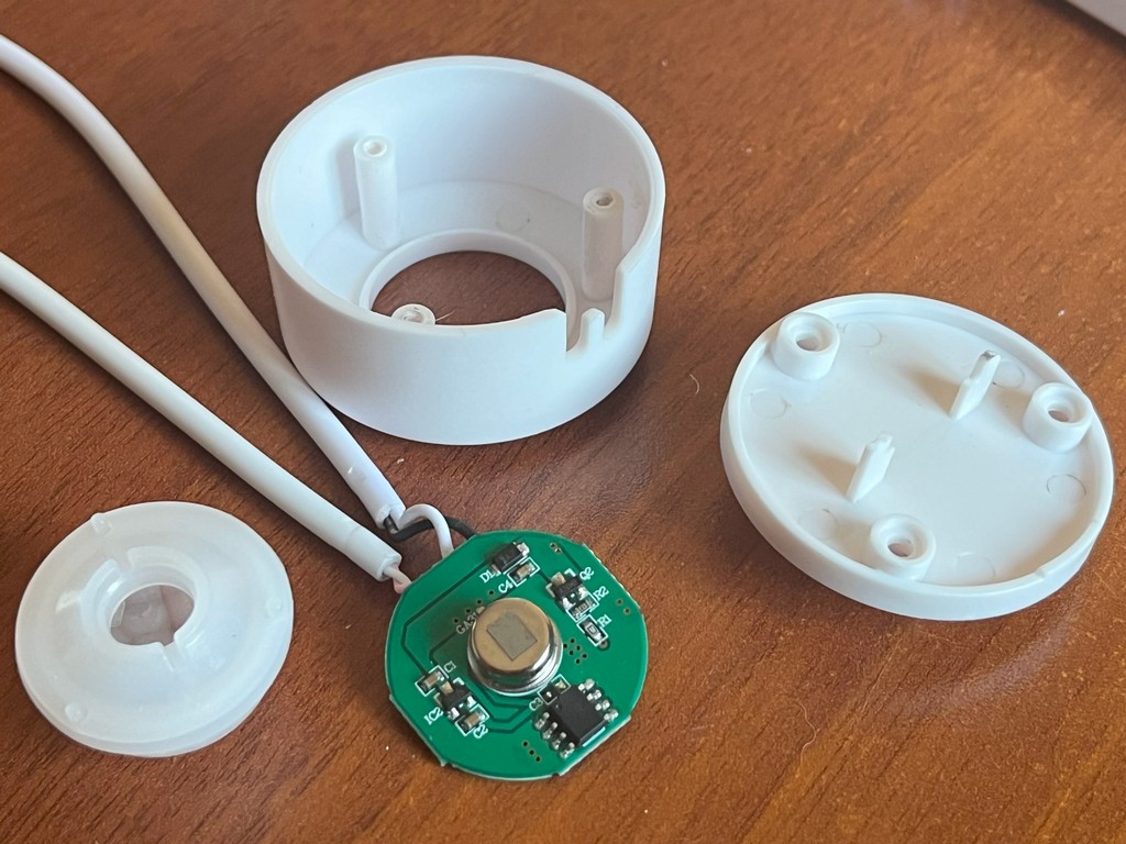 appliances:cat_water_fountains:wf060:motion_sensor:hc-sr501:original_pir_motion_sensor.jpg